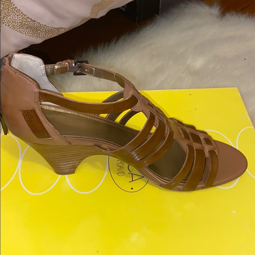 Short heeled zip up sandals